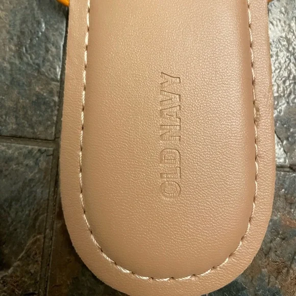 !NWT! Old Navy women’s faux leather sandals size 11 - Picture 2 of 8